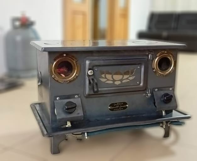 Gas stove with an oven.